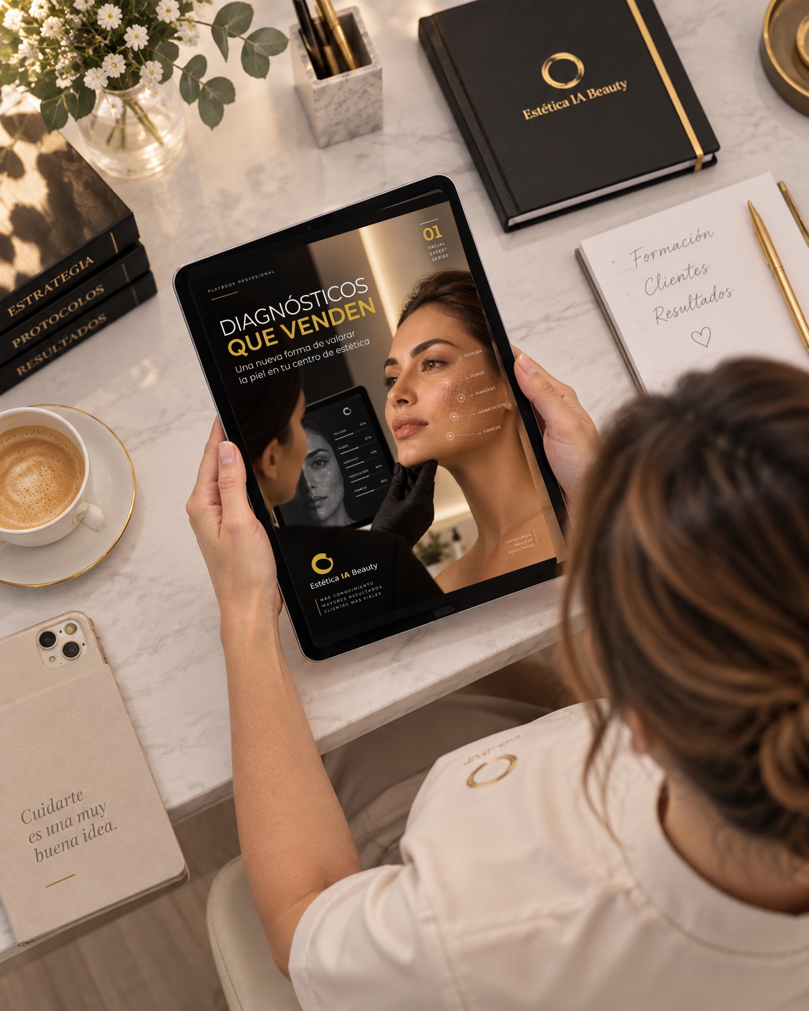 Profesional sosteniendo una tableta con la portada del playbook